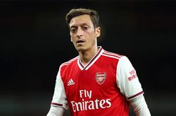 Arsenal vs Crystal Palace: Huyền thoại Arsenal muốn Emery bị sa thải trước khi Oezil ra đi