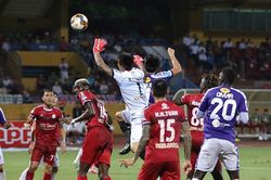 Hà Nội ghi bàn tranh cãi, cầu thủ TPHCM rời sân để phản đối