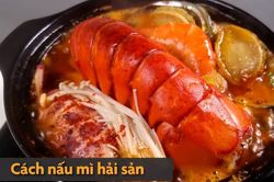 Nấu mì với đuôi tôm hùm, mực lá và nấm kim châm