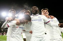 'Captain America' rực sáng, Chelsea kéo sập Turf Moor