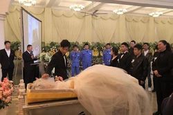 Nghẹn lòng chứng kiến cặp vợ chồng kết hôn trong đám tang của vợ