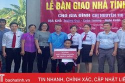 Bàn giao nhà tình nghĩa cho hộ nghèo ở Nghi Xuân