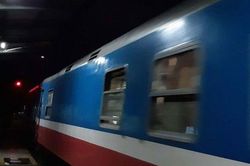 Phi xe máy qua đường sắt, người đàn ông bị tàu hỏa tông văng cả chục mét