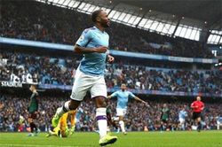 Sterling san bằng thành tích ghi bàn của Messi
