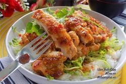 Gà rim mặn đậm đà khiến cơm nấu bao nhiêu cũng hết