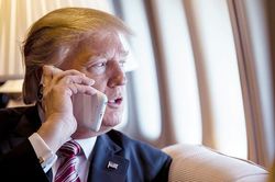 Tổng thống Trump phàn nàn với CEO Tim Cook vì đã bỏ nút Home trên iPhone