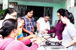 Diên Khánh: 15 người khuyết tật được đào tạo nghề làm bánh