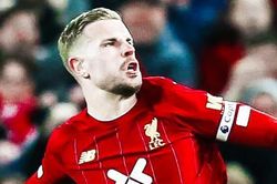 Henderson volley đập đất tung lưới Tottenham
