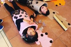 Bà mẹ hóa trang cho các con thành cốc trà sữa dịp Halloween