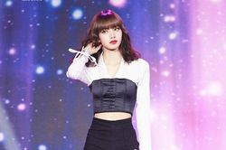 Lisa (Black Pink) gây chú ý với ngoại hình búp bê