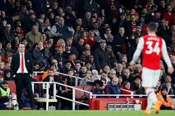 Đội trưởng Arsenal chửi CĐV nhà trên đường rời sân, Unai Emery nói gì?