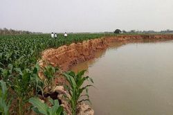 Nguy cơ sập đê, kè tại huyện Nam Sách do khai thác cát trái phép