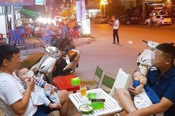 Hai ông bố bỉm sữa trông con cho vợ đi chơi được khen nức nở