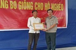 Cục thi hành án dân sự tỉnh Quảng Ninh tặng bò giống cho hộ nghèo