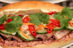 10 phút xong ngay bữa sáng với bánh mì pate thập cẩm