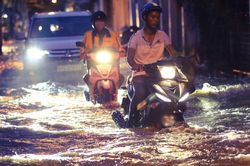 TP Hồ Chí Minh: Triều cường dâng cao, người dân lại 'bì bõm'