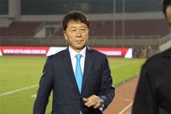 HLV Chung Hae-seong giải thích việc gọi học trò ra ngoài sau bàn thua đầu