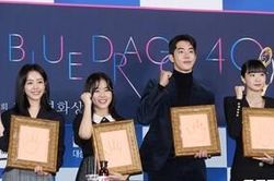 Han Ji Min tái hợp Nam Joo Hyuk, tương tác đáng yêu với Kim Hyang Gi dù cách biệt 18 tuổi