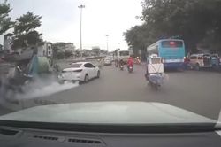 Hà Nội: Xế hộp đâm xe rác, hất nữ lao công xuống đường