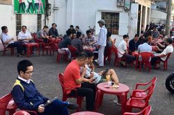Thưởng thức cà phê buổi sáng