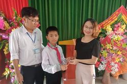 Nhặt được lắc vàng, nam sinh lớp 6 trả người đánh mất