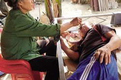 Rớt nước mắt với gia đình chồng liệt giường, 4 cháu nhỏ bệnh tật