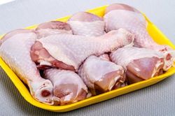 Thịt gà nhập khẩu giá chưa tới 1 USD/kg ùn ùn đổ vào Việt Nam