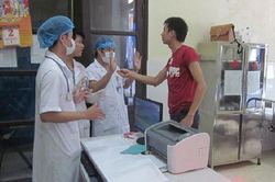 Môi trường làm việc của cán bộ y tế Việt Nam thuộc diện áp lực và rủi ro nhất