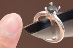 Cực dị người đàn ông gom móng tay làm nhẫn cầu hôn