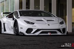 'Bộ cánh' Liberty Walk của Lamborghini Huracan đắt ngang siêu xe