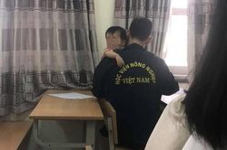 Chàng sinh viên bế con lên giảng đường, sự thật phía sau mới bất ngờ