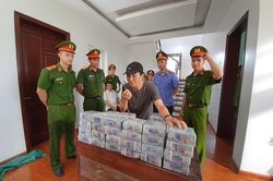 Cha đẻ 'Gặp nhau cuối tuần' mù một mắt khi làm phim