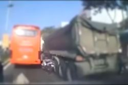 Đi xe máy thách thức 'tử thần', nam thanh niên thoát chết trong gang tấc