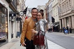 Chi Bảo tình tứ với bạn gái kém 16 tuổi khi đi du lịch