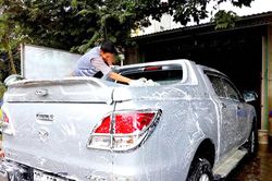 Sai lầm khi tự rửa ô tô, xe máy tại nhà