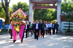 Đoàn đại biểu quốc tế dâng hoa, dâng hương tưởng niệm Chủ tịch Hồ Chí Minh