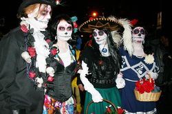 Điệp viên CIA dạy trẻ em phương thức cải trang tốt nhất cho Halloween