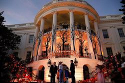 Tổng thống Trump và đệ nhất phu nhân tặng kẹo cho trẻ nhỏ nhân dịp Halloween