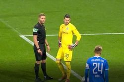 CLIP: Ngồi dự bị, cầu thủ vẫn 'báo hại' đội nhà bị penalty
