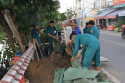 Lực lượng dân quân tự vệ Phường 15, Quận 8 giúp dân đối phó với triều cường