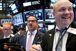S&P 500 lập kỷ lục mới nhờ lạc quan về thương chiến, FED