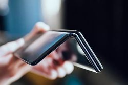 Ngỡ ngàng với mẫu smartphone thiết kế táo bạo chưa từng có