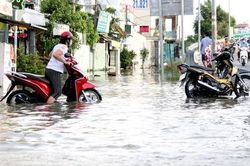 Triều cường dâng cao ngập lút bánh xe tại TP.HCM