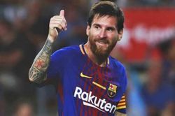 Messi lập cột mốc mới trên chấm đá phạt