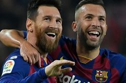 Cú sút phạt thành bàn của Messi nhìn từ khán đài