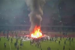 CĐV Indonesia tràn xuống sân đốt, phá sau trận thua
