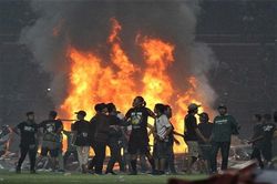 CĐV Indonesia gây bạo loạn vì đội thua trận đầu trên sân nhà