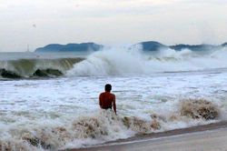 Người Nha Trang hối hả chống bão, du khách bình thản ngắm sóng biển