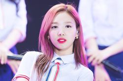 Nữ thần nhóm TWICE bị fan cuồng đeo bám