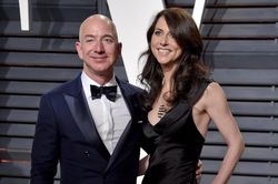 Các tỷ phú công nghệ giàu lên, riêng Jeff Bezos mất gần 15 tỷ USD
